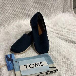 TOMS Navy Kids Shoes Size 3Y NEW
